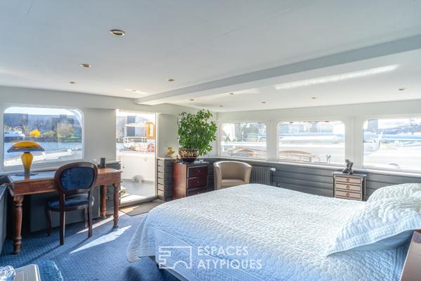 Bateau aménagé et ses trois terrasses au coeur de Strasbourg