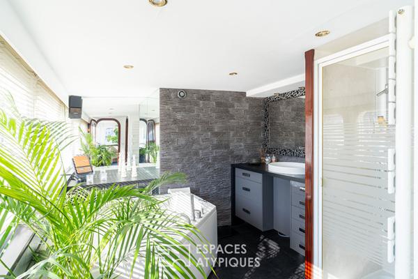 Bateau aménagé et ses trois terrasses au coeur de Strasbourg