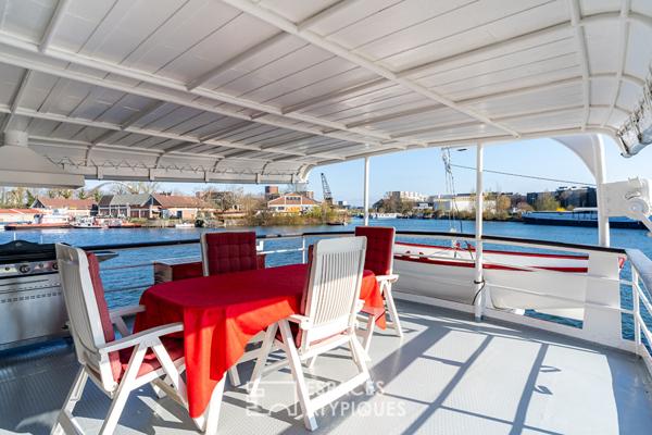 Bateau aménagé et ses trois terrasses au coeur de Strasbourg