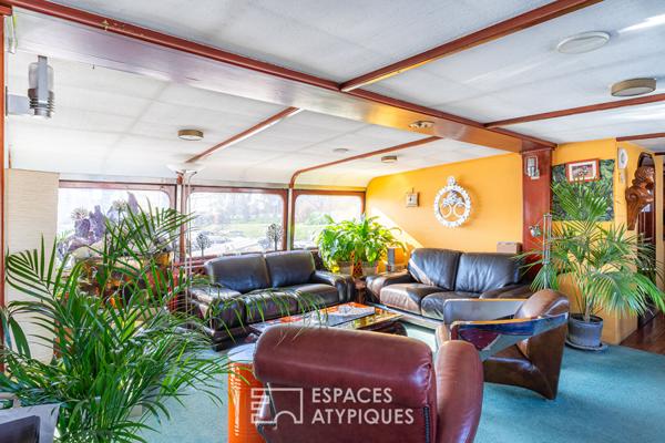 Bateau aménagé et ses trois terrasses au coeur de Strasbourg