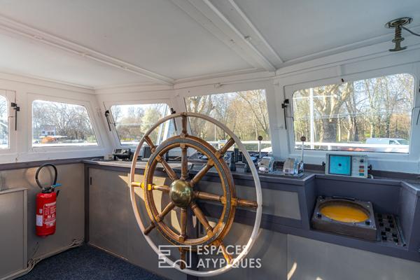 Bateau aménagé et ses trois terrasses au coeur de Strasbourg