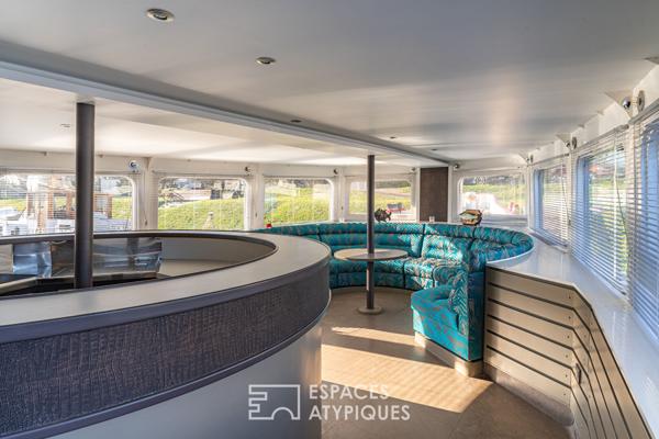 Bateau aménagé et ses trois terrasses au coeur de Strasbourg