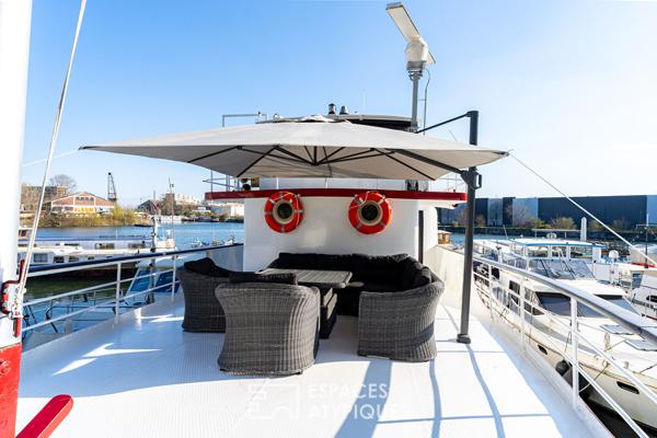 Bateau aménagé et ses trois terrasses au coeur de Strasbourg