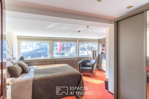 Bateau aménagé et ses trois terrasses au coeur de Strasbourg