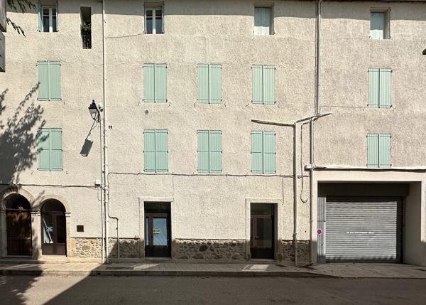 batisse avec  garage et locaux commerciaux- Idéal investisseur ou projet commercial / mixte en plein centre de Saint-Jean-du-Gard
