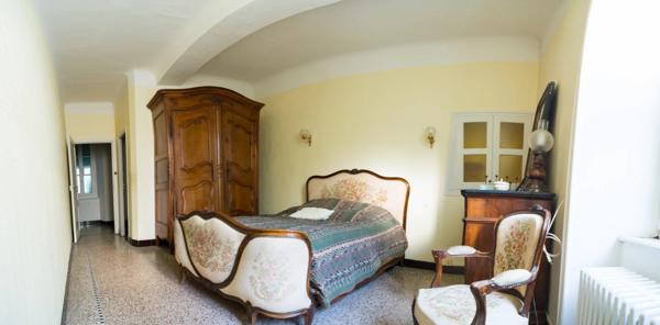 batisse avec  garage et locaux commerciaux- Idéal investisseur ou projet commercial / mixte en plein centre de Saint-Jean-du-Gard