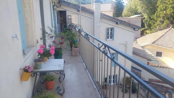 batisse avec  garage et locaux commerciaux- Idéal investisseur ou projet commercial / mixte en plein centre de Saint-Jean-du-Gard