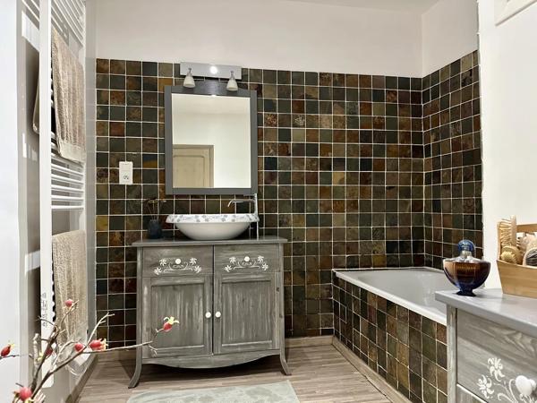 batisse avec  garage et locaux commerciaux- Idéal investisseur ou projet commercial / mixte en plein centre de Saint-Jean-du-Gard