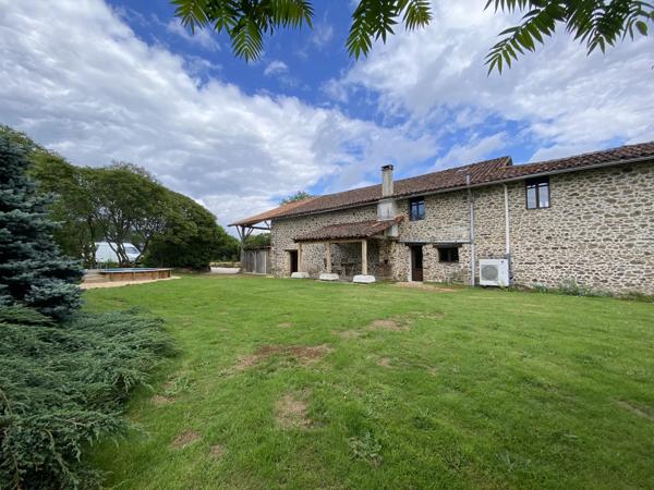 Maison de caractère de 4 chambres en pleine campagne, avec près de 2ha de terrain attenant