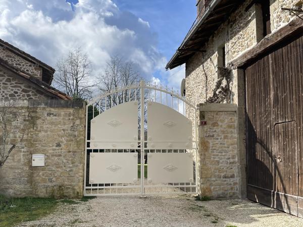 Maison de caractère de 4 chambres en pleine campagne, avec près de 2ha de terrain attenant