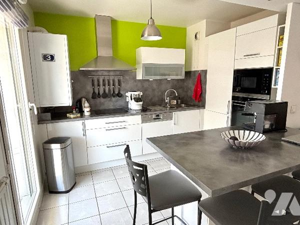 LA GARE A PIED, COMMERCES AU PIED DE L’IMMEUBLE
BEAU 3 PIECES 70.86m² VUE DEGAGEE – PLEIN SUD