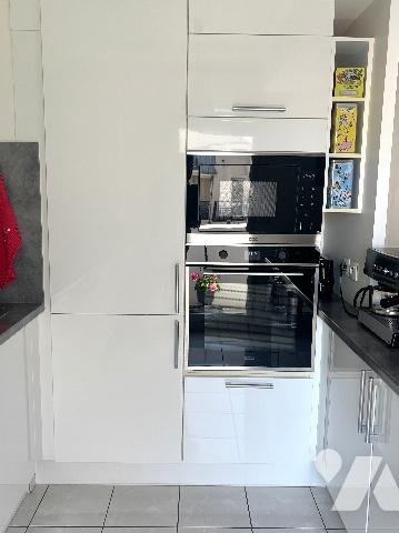 LA GARE A PIED, COMMERCES AU PIED DE L’IMMEUBLE
BEAU 3 PIECES 70.86m² VUE DEGAGEE – PLEIN SUD