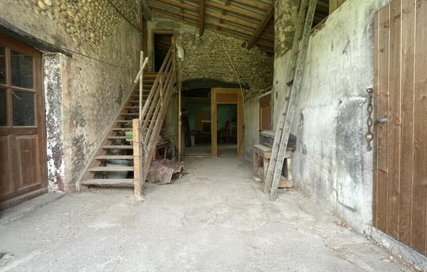 Maison à rénover   165 m2 habitables potentiels   Terrain 753 m2   Pizançon (Chatuzange-le-Goubet)