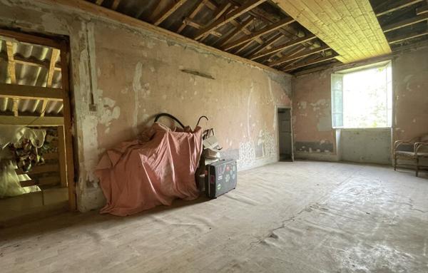 Maison à rénover   165 m2 habitables potentiels   Terrain 753 m2   Pizançon (Chatuzange-le-Goubet)