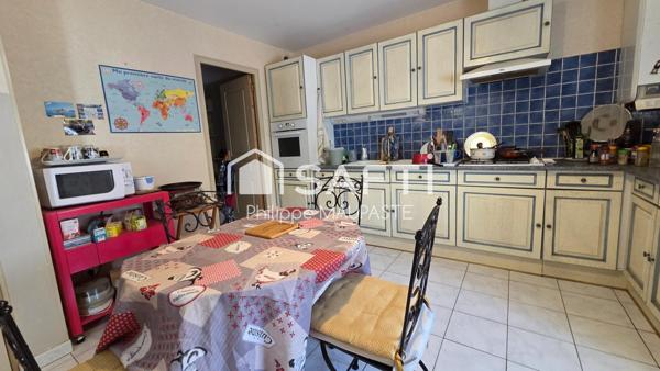 A 2 mn des commerces et des écoles