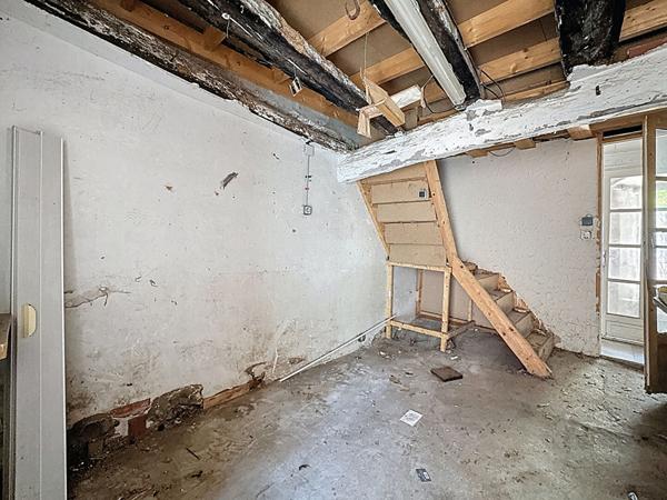 A vendre - Maison de 62m2, une chambre, a renover a Chateauneuf Sur Sarthe