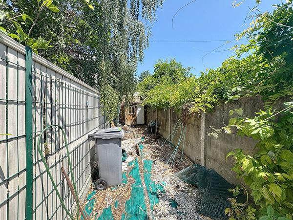 A vendre - Maison de 62m2, une chambre, a renover a Chateauneuf Sur Sarthe