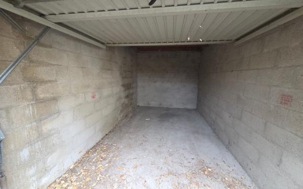 Stationnement à louer    15 m2 La Ville-du-Bois