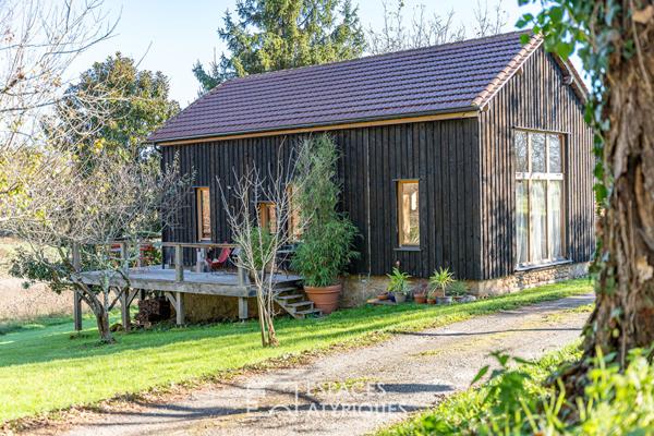 Hameau Périgourdin au coeur de 12 hectares avec deux sources naturelles