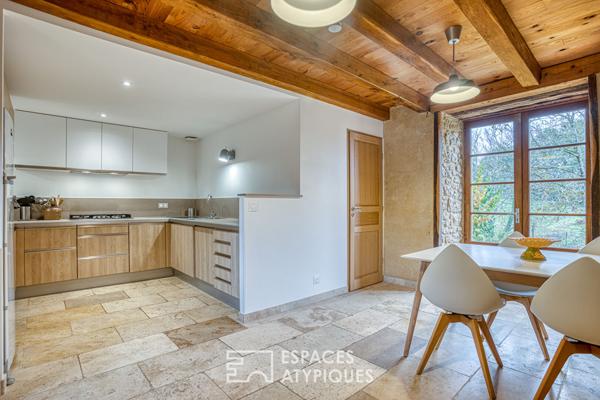 Hameau Périgourdin au coeur de 12 hectares avec deux sources naturelles