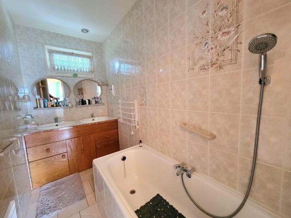 Propriété avec piscine couverte, salle de réception et 3 369 m² de terrain ? À seulement 10 minutes de Châteaudun