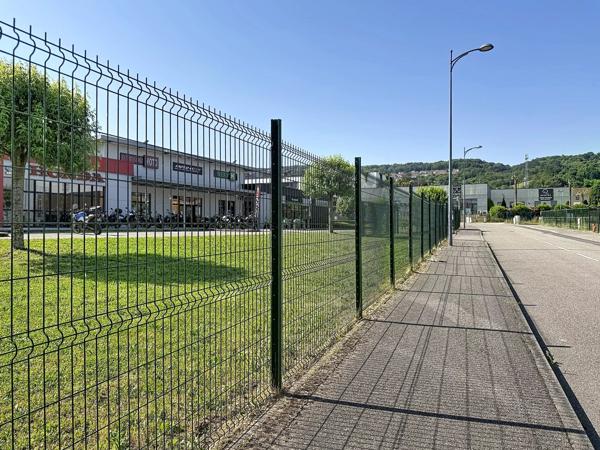 Location                                                      Local commercial
                        
                                         288 m2                     à Bourgoin-Jallieu