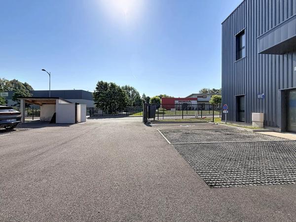 Location                                                      Local commercial
                        
                                         288 m2                     à Bourgoin-Jallieu
