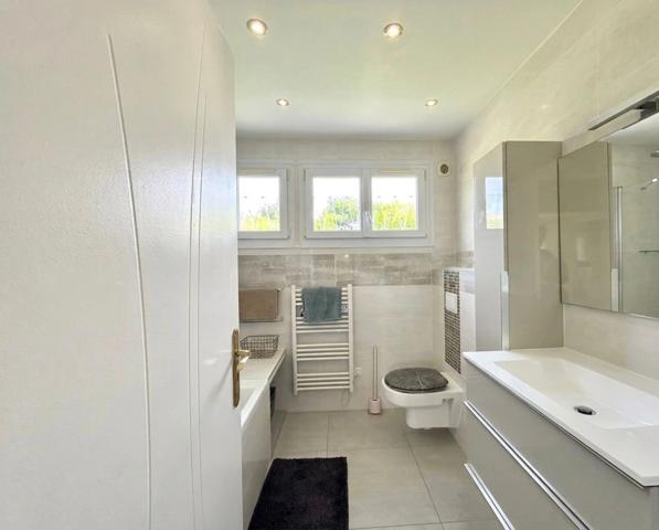Saint-Apollinaire maison T6 pièces dont Un T2 indépendant de 60 m², au calme dans une impasse.