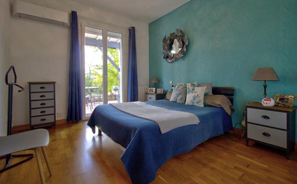 FOULAYRONNES - Charmante maison rénovée et lumineuse de 150m² avec vue, garage, abri voiture et jardin dans un environnement calme.