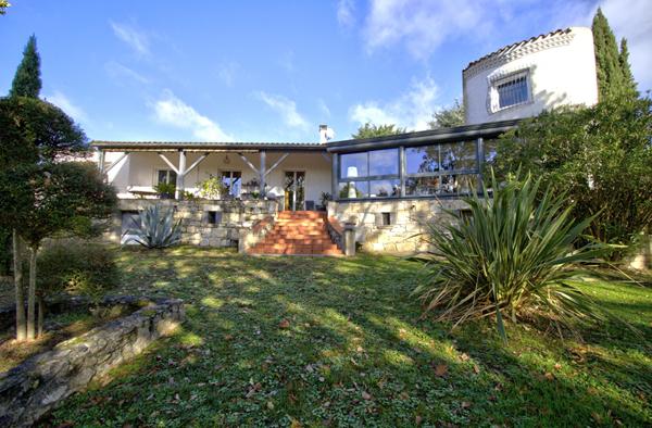 FOULAYRONNES - Charmante maison rénovée et lumineuse de 150m² avec vue, garage, abri voiture et jardin dans un environnement calme.