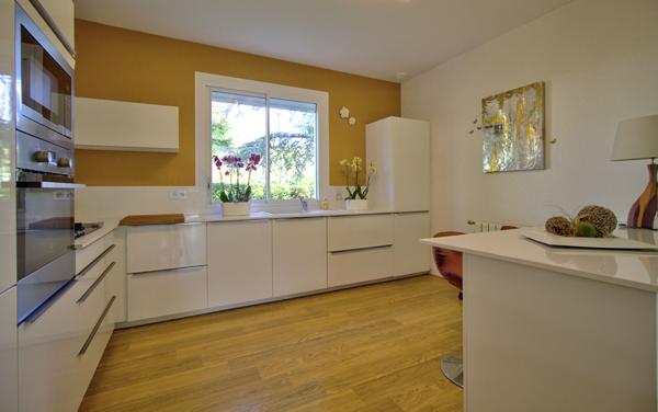 FOULAYRONNES - Charmante maison rénovée et lumineuse de 150m² avec vue, garage, abri voiture et jardin dans un environnement calme.