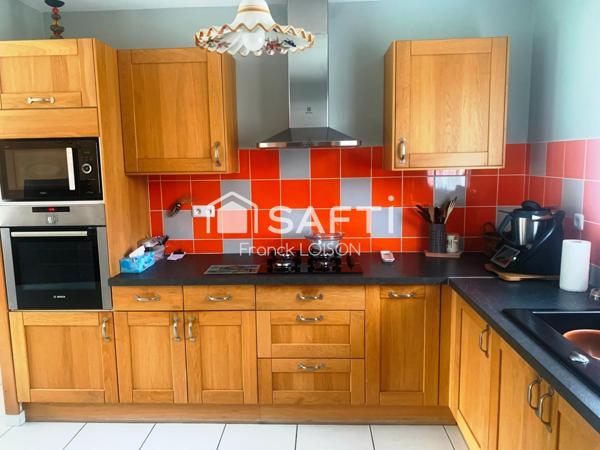 Pour les amoureux d’espace et de verdure : maison de 2017 sur 9 350 m² de terrain.