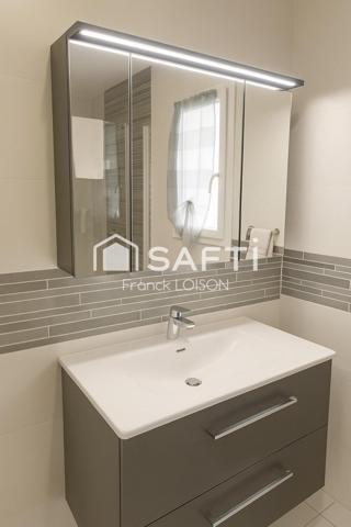 Pour les amoureux d’espace et de verdure : maison de 2017 sur 9 350 m² de terrain.