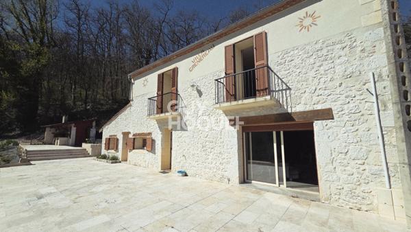 Corps de ferme en pierre rénové 155 m² , 5 ha de terrain , piscine, vue sur la campagne