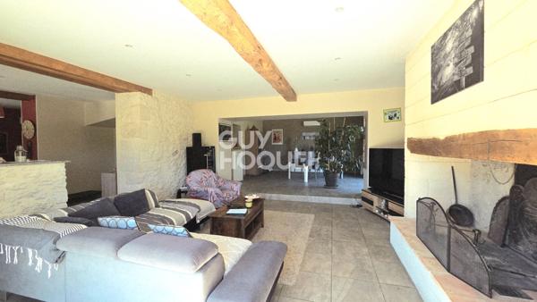 Corps de ferme en pierre rénové 155 m² , 5 ha de terrain , piscine, vue sur la campagne