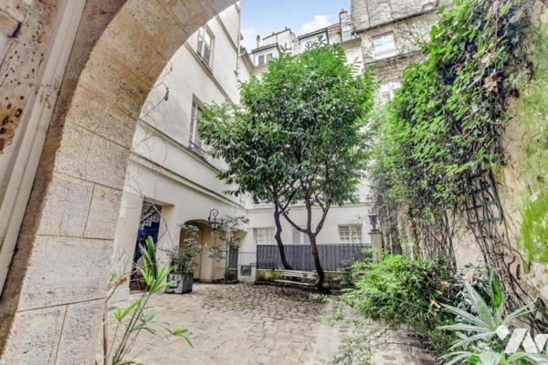 Dernier étage, lumineux et au calme.