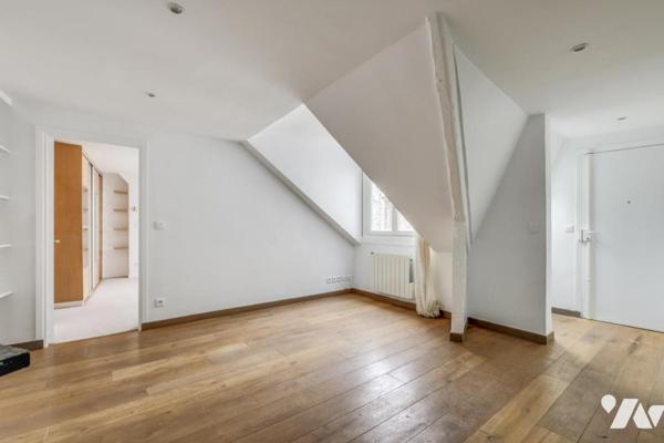 Dernier étage, lumineux et au calme.