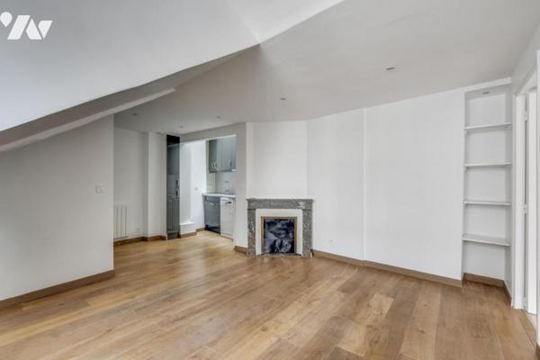 Dernier étage, lumineux et au calme.