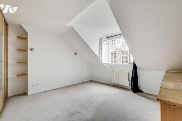 Dernier étage, lumineux et au calme.