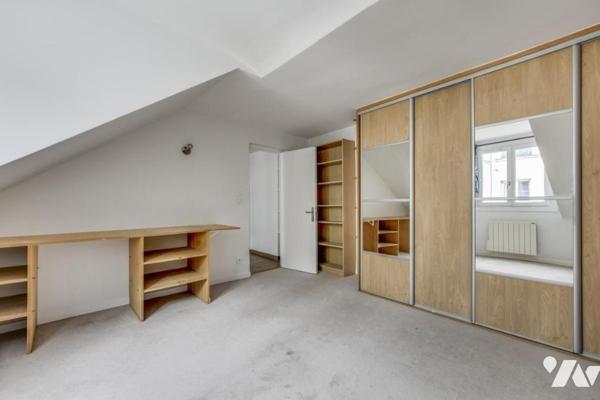 Dernier étage, lumineux et au calme.