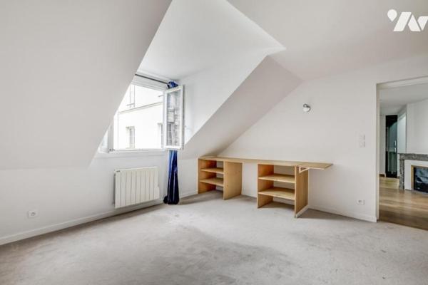 Dernier étage, lumineux et au calme.