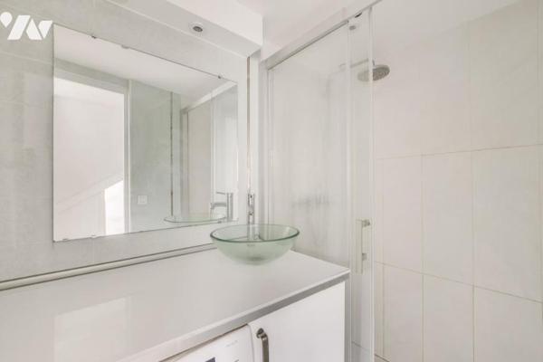 Dernier étage, lumineux et au calme.