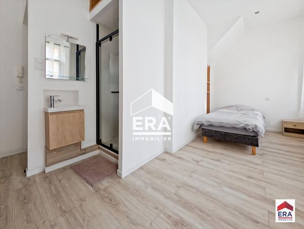 Immeuble rénové à neuf - 94 m² - 5 chambres meublées - 5 salles d'eau privatives - Proche métro