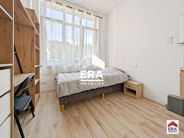 Immeuble rénové à neuf - 94 m² - 5 chambres meublées - 5 salles d'eau privatives - Proche métro