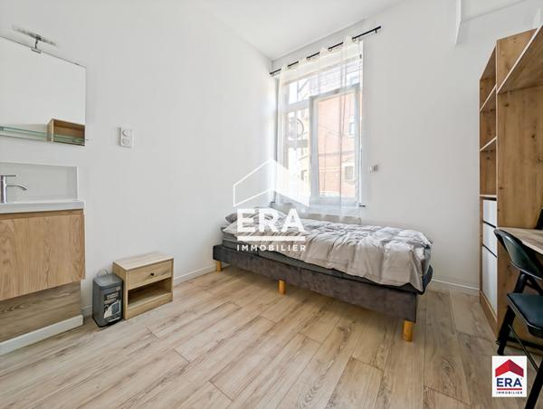 Immeuble rénové à neuf - 94 m² - 5 chambres meublées - 5 salles d'eau privatives - Proche métro