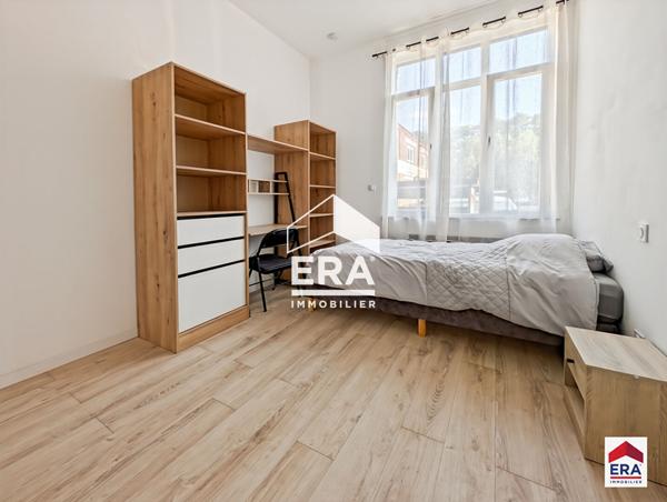 Immeuble rénové à neuf - 94 m² - 5 chambres meublées - 5 salles d'eau privatives - Proche métro