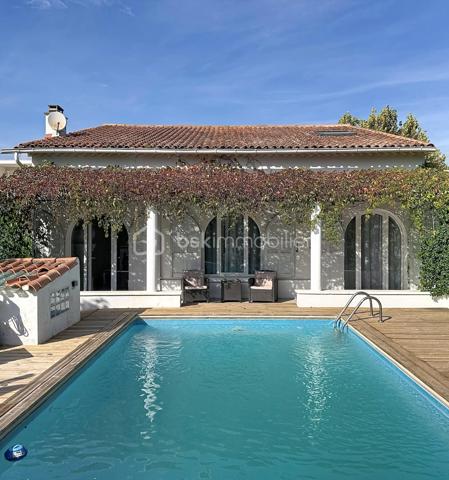 En exclusivité, nous avons la chance de pouvoir vous présente ce bien Rare!!! Une maison qui ne ressemble à aucune autre, idéale pour une famille recherchant du cachet, de beaux volumes, une piscine et une vraie vie à pied... Difficile à vous décrire en quelques lignes… Son charme, ses volumes et son atmosphère se découvrent surtout lors d’une visite. N'attendez plus et contactez nous ;)

Grande maison familiale atypique de 194 m² au sol, édifiée sur une parcelle de 516 m² avec piscine, qui séduit immédiatement par son architecture pleine de caractère et son esprit méditerranéen aux accents grecs : façade blanche, fenêtres voûtées, arches, colonnes et pergola végétalisée lui donnant une véritable identité.
Un autre atout majeur : sa situation en plein cœur de la ville, permettant de rejoindre commerces, écoles, services et même la gare entièrement à pied...et tout proche du Parc Lamartine, première étape de la Voie Verte, lieu fraichement inauguré par la ville vous permettant d'avoir un superbe parc multifonctionnel juste à côté de chez vous... Un confort de vie particulièrement recherché au quotidien.

Au rez-de-chaussée, la maison offre un hall d’entrée, un grand salon de 22 m² avec accès à l'extérieur, une chambre, une salle d’eau/buanderie rénovée avec WC suspendu, ainsi qu’une confortable cuisine équipée de 31 m² avec sa sublime cheminée byzantine et son accès direct à la terrasse...
Une extension de 54 m² avec pièce d’eau et WC, actuellement utilisée pour une profession libérale, offre de nombreuses possibilités : activité professionnelle, espace indépendant, salle de jeux, studio ou espace familial supplémentaire.
À l’étage, un bel escalier en bois et fer forgé dessert 3 chambres, dont 2 particulièrement spacieuses (20 et 28 m² au sol), ainsi qu’une salle de bains en travertin avec baignoire, double vasque et WC suspendu.

À l’extérieur, l’ambiance est tout aussi séduisante : grande piscine, vaste terrasse bois, pergola recouverte de végétation, espaces ombragés, abri bois et jardin arboré composent un véritable cocon en plein centre-ville.

Les + : climatisations (pièce de vie, cuisine, chambre), chauffe-eau thermodynamique, double vitrage PVC, parquet à l’étage, poutres apparentes, nombreux rangements, portillon électrique, liner armé et pompe de piscine neuve, voutes...

A très vite pour une visite ;)