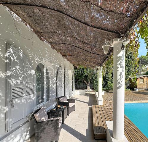 En exclusivité, nous avons la chance de pouvoir vous présente ce bien Rare!!! Une maison qui ne ressemble à aucune autre, idéale pour une famille recherchant du cachet, de beaux volumes, une piscine et une vraie vie à pied... Difficile à vous décrire en quelques lignes… Son charme, ses volumes et son atmosphère se découvrent surtout lors d’une visite. N'attendez plus et contactez nous ;)

Grande maison familiale atypique de 194 m² au sol, édifiée sur une parcelle de 516 m² avec piscine, qui séduit immédiatement par son architecture pleine de caractère et son esprit méditerranéen aux accents grecs : façade blanche, fenêtres voûtées, arches, colonnes et pergola végétalisée lui donnant une véritable identité.
Un autre atout majeur : sa situation en plein cœur de la ville, permettant de rejoindre commerces, écoles, services et même la gare entièrement à pied...et tout proche du Parc Lamartine, première étape de la Voie Verte, lieu fraichement inauguré par la ville vous permettant d'avoir un superbe parc multifonctionnel juste à côté de chez vous... Un confort de vie particulièrement recherché au quotidien.

Au rez-de-chaussée, la maison offre un hall d’entrée, un grand salon de 22 m² avec accès à l'extérieur, une chambre, une salle d’eau/buanderie rénovée avec WC suspendu, ainsi qu’une confortable cuisine équipée de 31 m² avec sa sublime cheminée byzantine et son accès direct à la terrasse...
Une extension de 54 m² avec pièce d’eau et WC, actuellement utilisée pour une profession libérale, offre de nombreuses possibilités : activité professionnelle, espace indépendant, salle de jeux, studio ou espace familial supplémentaire.
À l’étage, un bel escalier en bois et fer forgé dessert 3 chambres, dont 2 particulièrement spacieuses (20 et 28 m² au sol), ainsi qu’une salle de bains en travertin avec baignoire, double vasque et WC suspendu.

À l’extérieur, l’ambiance est tout aussi séduisante : grande piscine, vaste terrasse bois, pergola recouverte de végétation, espaces ombragés, abri bois et jardin arboré composent un véritable cocon en plein centre-ville.

Les + : climatisations (pièce de vie, cuisine, chambre), chauffe-eau thermodynamique, double vitrage PVC, parquet à l’étage, poutres apparentes, nombreux rangements, portillon électrique, liner armé et pompe de piscine neuve, voutes...

A très vite pour une visite ;)