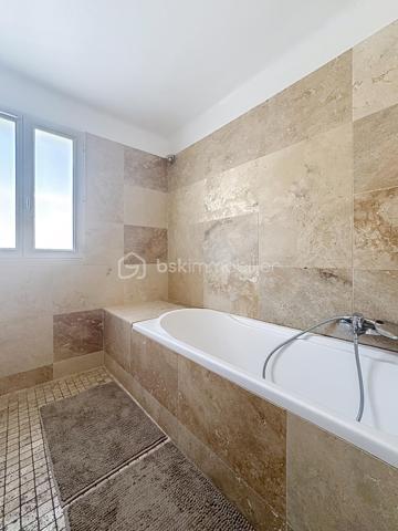 En exclusivité, nous avons la chance de pouvoir vous présente ce bien Rare!!! Une maison qui ne ressemble à aucune autre, idéale pour une famille recherchant du cachet, de beaux volumes, une piscine et une vraie vie à pied... Difficile à vous décrire en quelques lignes… Son charme, ses volumes et son atmosphère se découvrent surtout lors d’une visite. N'attendez plus et contactez nous ;)

Grande maison familiale atypique de 194 m² au sol, édifiée sur une parcelle de 516 m² avec piscine, qui séduit immédiatement par son architecture pleine de caractère et son esprit méditerranéen aux accents grecs : façade blanche, fenêtres voûtées, arches, colonnes et pergola végétalisée lui donnant une véritable identité.
Un autre atout majeur : sa situation en plein cœur de la ville, permettant de rejoindre commerces, écoles, services et même la gare entièrement à pied...et tout proche du Parc Lamartine, première étape de la Voie Verte, lieu fraichement inauguré par la ville vous permettant d'avoir un superbe parc multifonctionnel juste à côté de chez vous... Un confort de vie particulièrement recherché au quotidien.

Au rez-de-chaussée, la maison offre un hall d’entrée, un grand salon de 22 m² avec accès à l'extérieur, une chambre, une salle d’eau/buanderie rénovée avec WC suspendu, ainsi qu’une confortable cuisine équipée de 31 m² avec sa sublime cheminée byzantine et son accès direct à la terrasse...
Une extension de 54 m² avec pièce d’eau et WC, actuellement utilisée pour une profession libérale, offre de nombreuses possibilités : activité professionnelle, espace indépendant, salle de jeux, studio ou espace familial supplémentaire.
À l’étage, un bel escalier en bois et fer forgé dessert 3 chambres, dont 2 particulièrement spacieuses (20 et 28 m² au sol), ainsi qu’une salle de bains en travertin avec baignoire, double vasque et WC suspendu.

À l’extérieur, l’ambiance est tout aussi séduisante : grande piscine, vaste terrasse bois, pergola recouverte de végétation, espaces ombragés, abri bois et jardin arboré composent un véritable cocon en plein centre-ville.

Les + : climatisations (pièce de vie, cuisine, chambre), chauffe-eau thermodynamique, double vitrage PVC, parquet à l’étage, poutres apparentes, nombreux rangements, portillon électrique, liner armé et pompe de piscine neuve, voutes...

A très vite pour une visite ;)