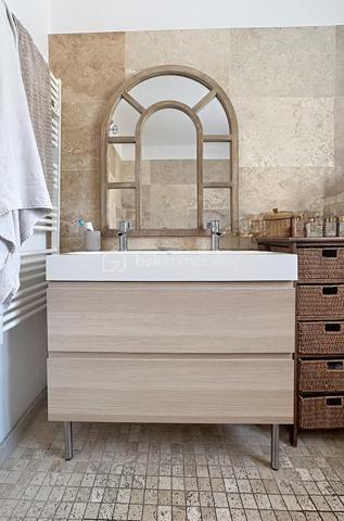 En exclusivité, nous avons la chance de pouvoir vous présente ce bien Rare!!! Une maison qui ne ressemble à aucune autre, idéale pour une famille recherchant du cachet, de beaux volumes, une piscine et une vraie vie à pied... Difficile à vous décrire en quelques lignes… Son charme, ses volumes et son atmosphère se découvrent surtout lors d’une visite. N'attendez plus et contactez nous ;)

Grande maison familiale atypique de 194 m² au sol, édifiée sur une parcelle de 516 m² avec piscine, qui séduit immédiatement par son architecture pleine de caractère et son esprit méditerranéen aux accents grecs : façade blanche, fenêtres voûtées, arches, colonnes et pergola végétalisée lui donnant une véritable identité.
Un autre atout majeur : sa situation en plein cœur de la ville, permettant de rejoindre commerces, écoles, services et même la gare entièrement à pied...et tout proche du Parc Lamartine, première étape de la Voie Verte, lieu fraichement inauguré par la ville vous permettant d'avoir un superbe parc multifonctionnel juste à côté de chez vous... Un confort de vie particulièrement recherché au quotidien.

Au rez-de-chaussée, la maison offre un hall d’entrée, un grand salon de 22 m² avec accès à l'extérieur, une chambre, une salle d’eau/buanderie rénovée avec WC suspendu, ainsi qu’une confortable cuisine équipée de 31 m² avec sa sublime cheminée byzantine et son accès direct à la terrasse...
Une extension de 54 m² avec pièce d’eau et WC, actuellement utilisée pour une profession libérale, offre de nombreuses possibilités : activité professionnelle, espace indépendant, salle de jeux, studio ou espace familial supplémentaire.
À l’étage, un bel escalier en bois et fer forgé dessert 3 chambres, dont 2 particulièrement spacieuses (20 et 28 m² au sol), ainsi qu’une salle de bains en travertin avec baignoire, double vasque et WC suspendu.

À l’extérieur, l’ambiance est tout aussi séduisante : grande piscine, vaste terrasse bois, pergola recouverte de végétation, espaces ombragés, abri bois et jardin arboré composent un véritable cocon en plein centre-ville.

Les + : climatisations (pièce de vie, cuisine, chambre), chauffe-eau thermodynamique, double vitrage PVC, parquet à l’étage, poutres apparentes, nombreux rangements, portillon électrique, liner armé et pompe de piscine neuve, voutes...

A très vite pour une visite ;)